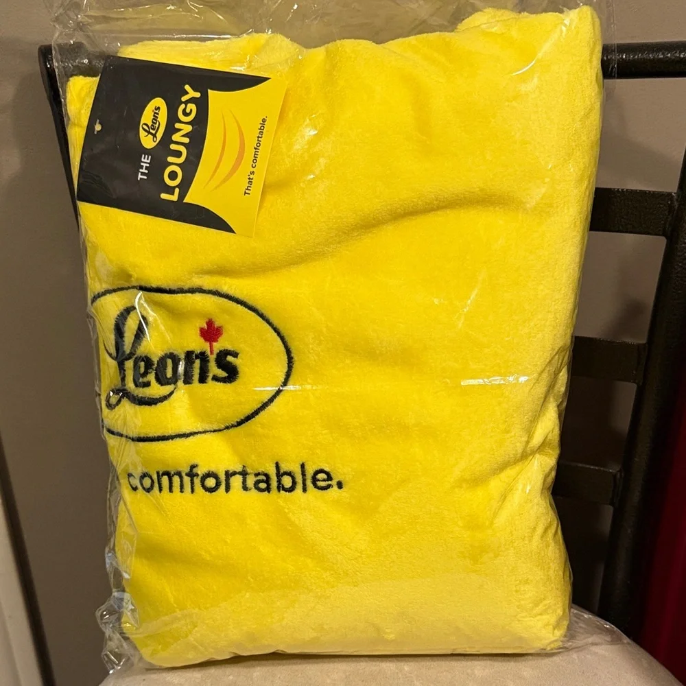 Leon’s Furniture Yellow Loungy Blanket - Picture 1 of 1